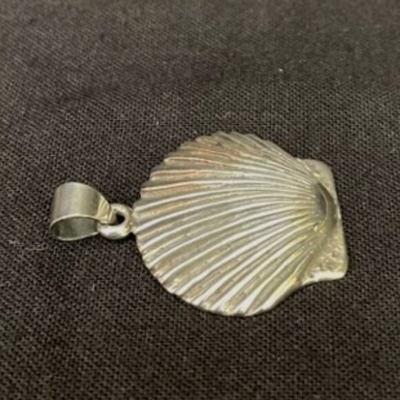 Sterling Silver Scallop Shell Seashell Pendant ~ 4 g Coastal Beachy - Picture 3 of 4